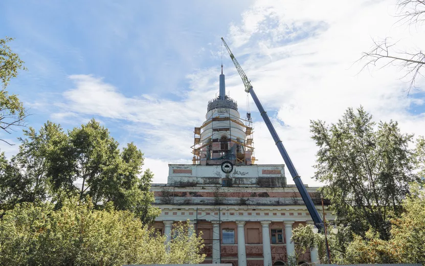 Видеофакт: новый шпиль установили на башню корпуса оружейного завода в Ижевске