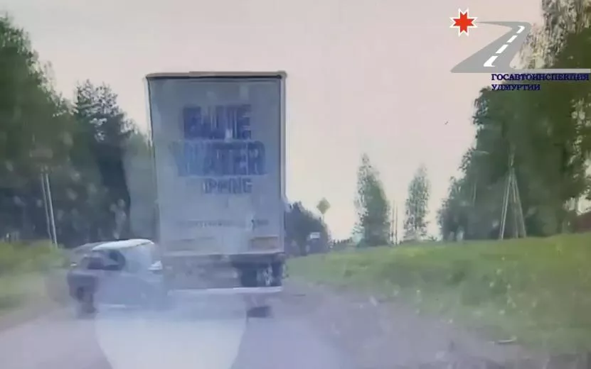 Водитель «Гранты» пострадал в ДТП с грузовиком под Воткинском. Видео: Госавтоинспекция Удмуртии