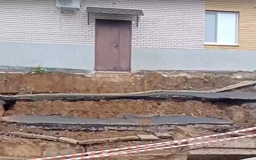 Подпорная стена дома обрушилась в Воткинске