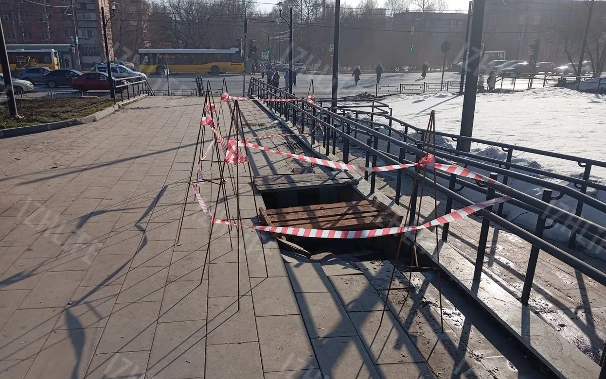 Фотофакт: тротуар провалился на Аллее cчастья в Ижевске