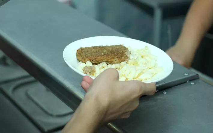 Учеников школ Удмуртии кормили просроченными продуктами