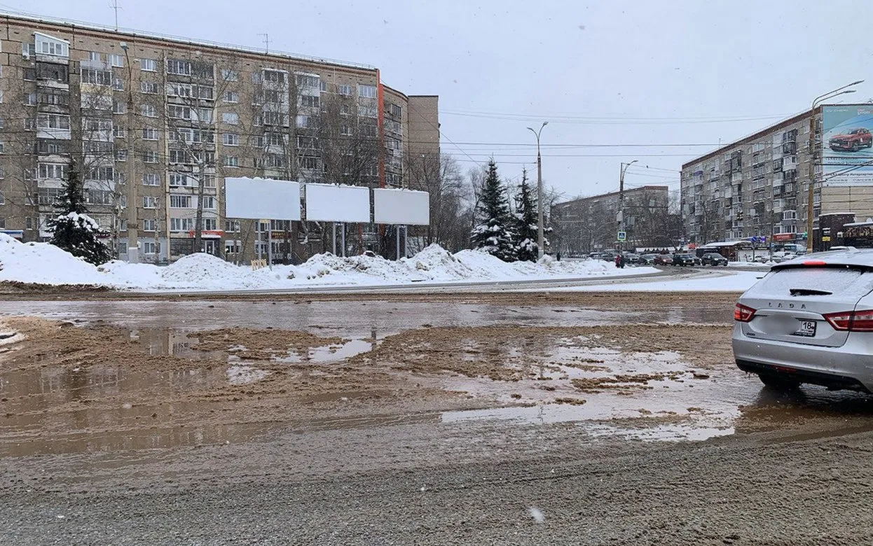 Перекресток Ленина – Молодежная подтопило в Ижевске