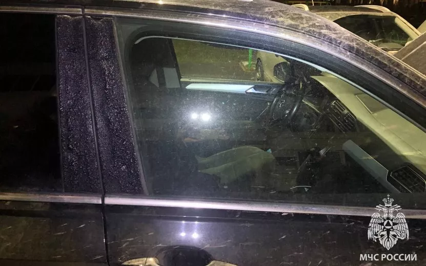 Машина чуть не сгорела во дворе на ул. Холмогорова в Ижевске