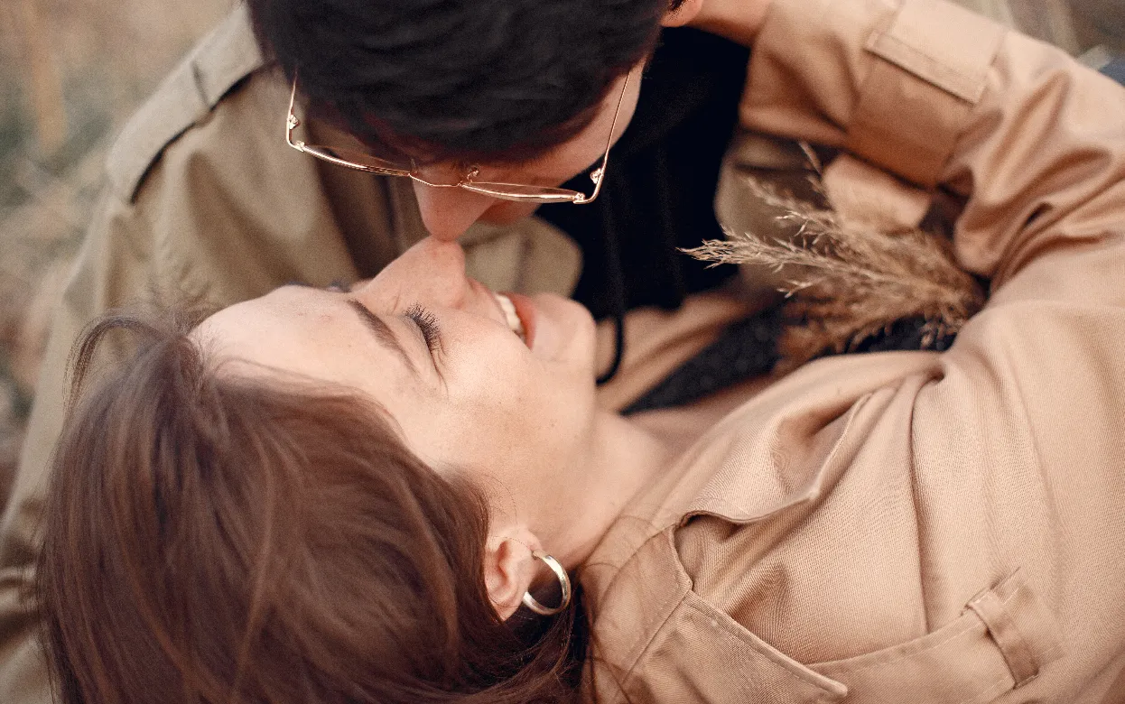 «Ты красавица, я – чудовище»: почему эффектные девушки выбирают непрезентабельных мужчин