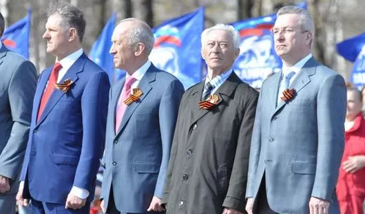 9 мая Президент Удмуртии возложил цветы к Вечному огню