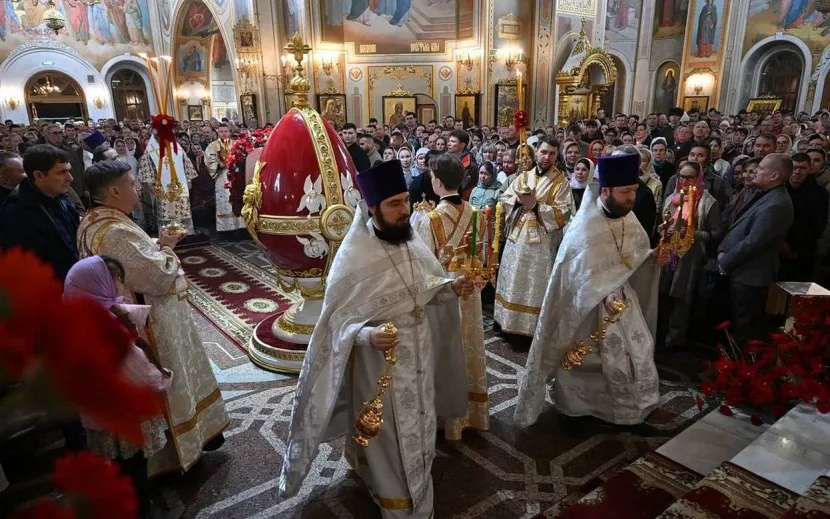 Пасхальная ночь в Михаило-Архангельском кафедральном соборе. Фото: Александр Журавлев