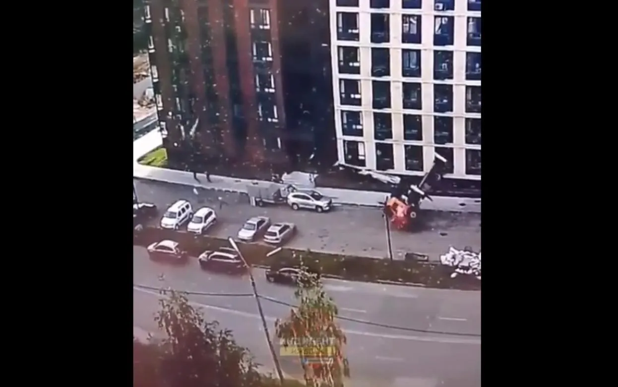 Видеофакт: момент падения автовышки в Глазове