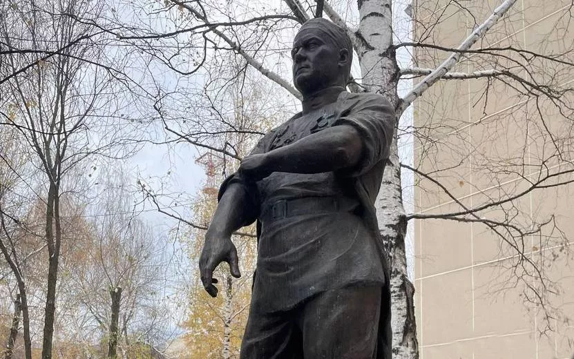  Фотофакт: памятник врачу открыли в Ижевске