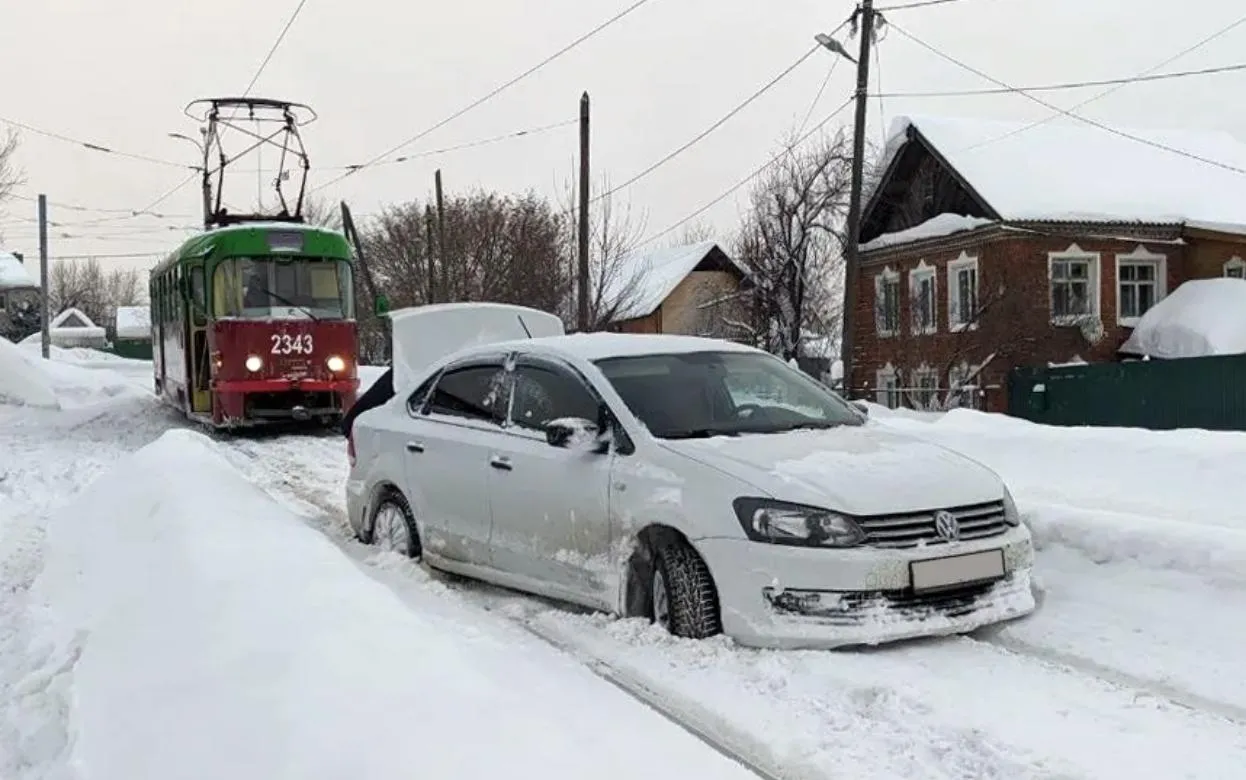 Застрявшие машины почти на сутки остановили движение трамваев в Ижевске