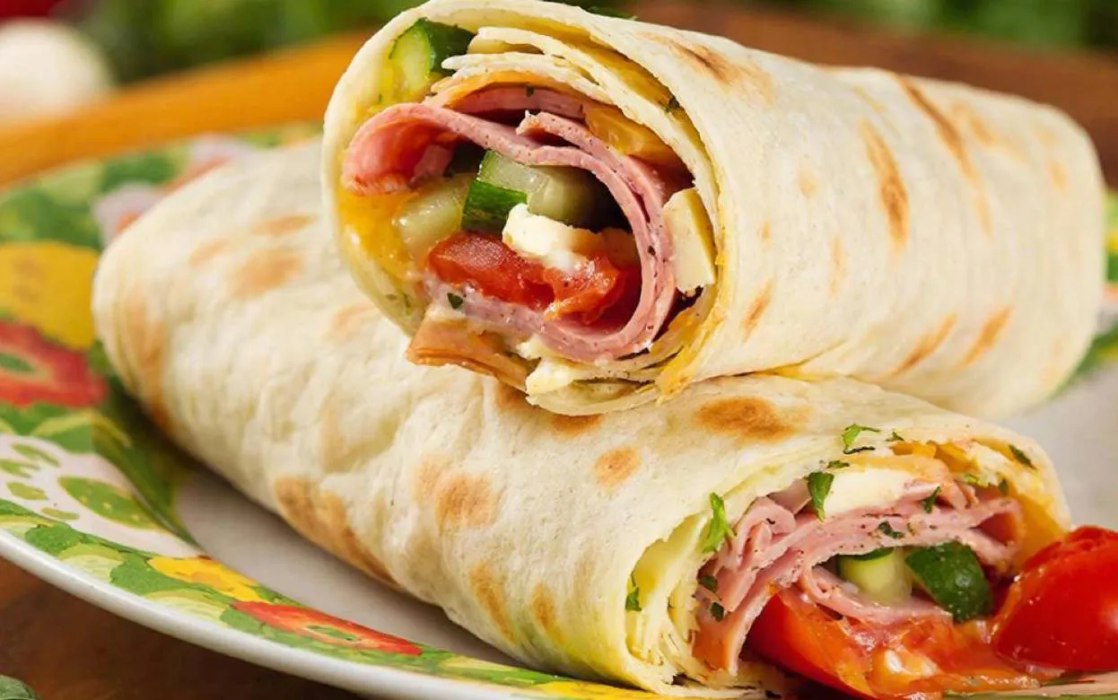 Быстрое блюдо из лаваша, чтобы удивить гостей: спасает, когда совсем нет времени