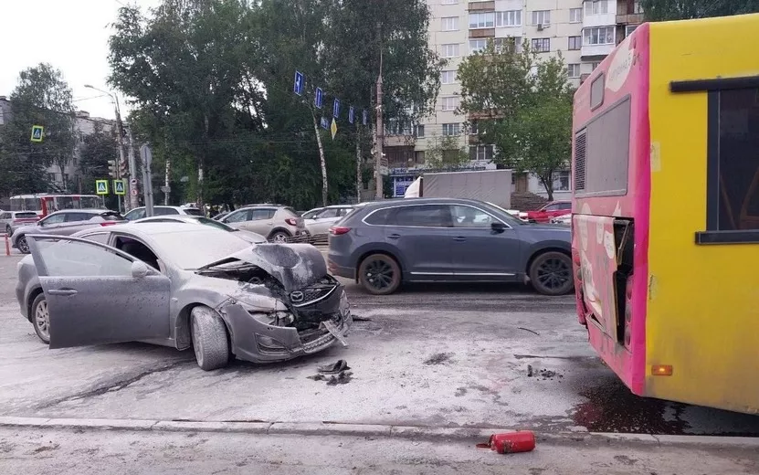 «Мазда» загорелась после столкновения с автобусом на ул. Удмуртской в Ижевске