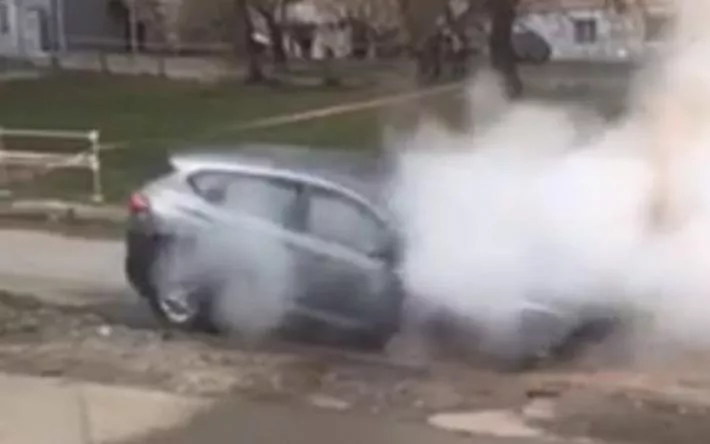 Видеофакт: машина провалилась в яму с кипятком в Ижевске