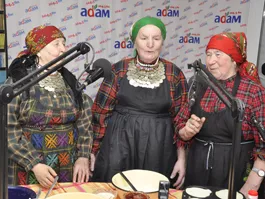 "Бурановским бабушкам" не привыкать выступать на радио. Так в прямом эфире радио "Адам" они не только спели, но и блины испекли. Автор фото К. Ившин