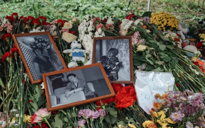 Мемориал у школы № 88 Ижевска спустя неделю после трагедии. Фото: Маша Бакланова