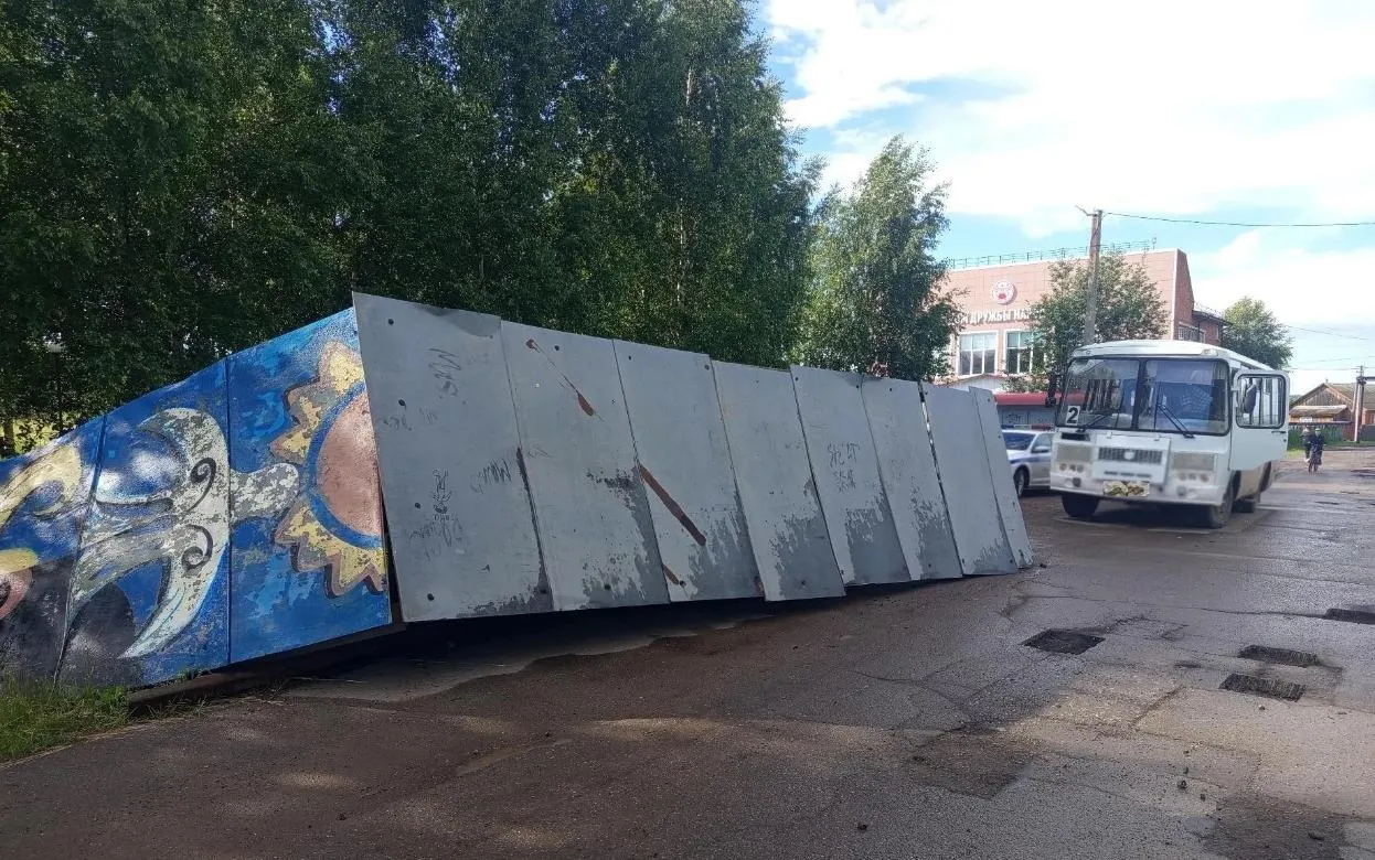 Водитель автобуса снес остановочный павильон в Удмуртии, пострадал подросток