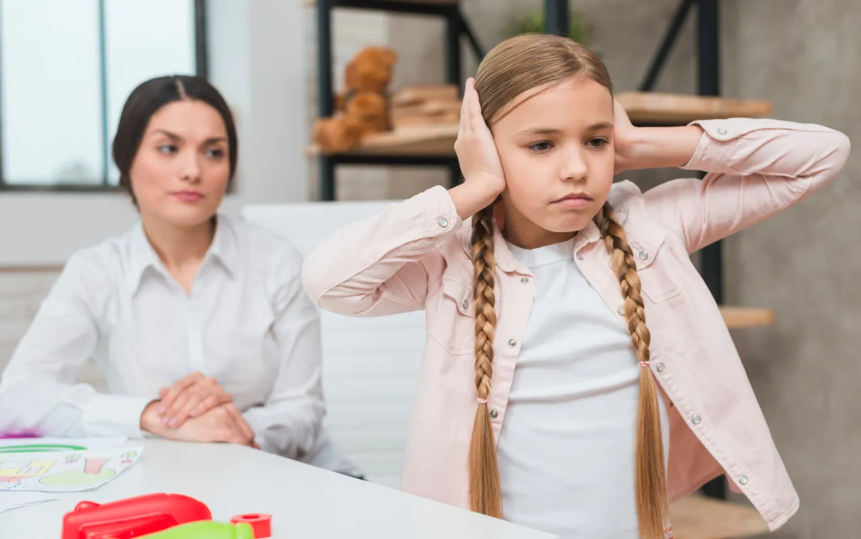 «Будь самостоятельным, но сделай так, как я сказала»: что такое двойное послание и как оно ломает психику ребенка