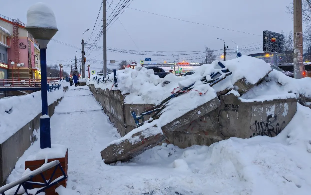 «Пока не придавит – не починят»: жители Ижевска жалуются на разрушение подпорной стены на ул. Авангардной