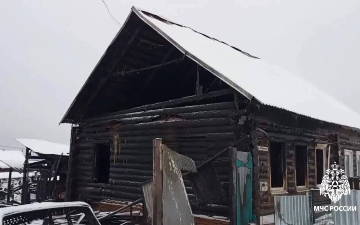 Очевидцы спасли шесть человек из горящего дома в Удмуртии