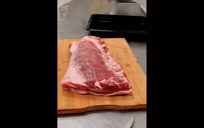 Процесс приготовления шашлыка из свиной грудинки. Видео: dzen.ru/meat18.ru
