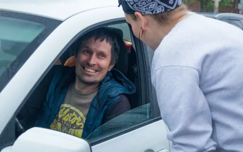 Понедельник у Автовокзала. Флаг увидел любопытный водитель. Фото: Данил Иванов