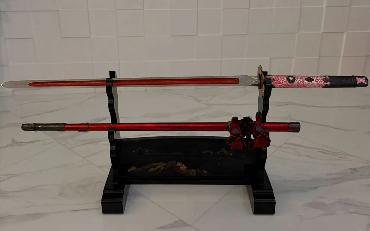 Фигуристке из Ижевска Алине Загитовой на Новый год подарили старинный японский меч