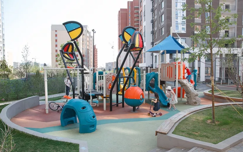 Правильная детская площадка – это амортизирующее покрытие, безопасные и качественные игровые объекты и малые архитектурные формы, удобные дорожки и обязательно – скамейки, на которых с комфортом могут расположиться родители