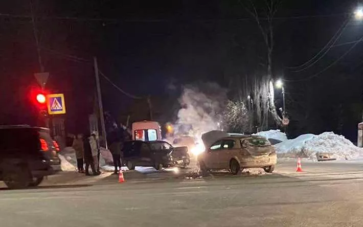 Два человека пострадали в ДТП на перекрестке в Ижевске