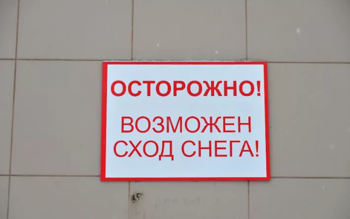 Снег упал с крыши на трехлетнюю девочку в Можге