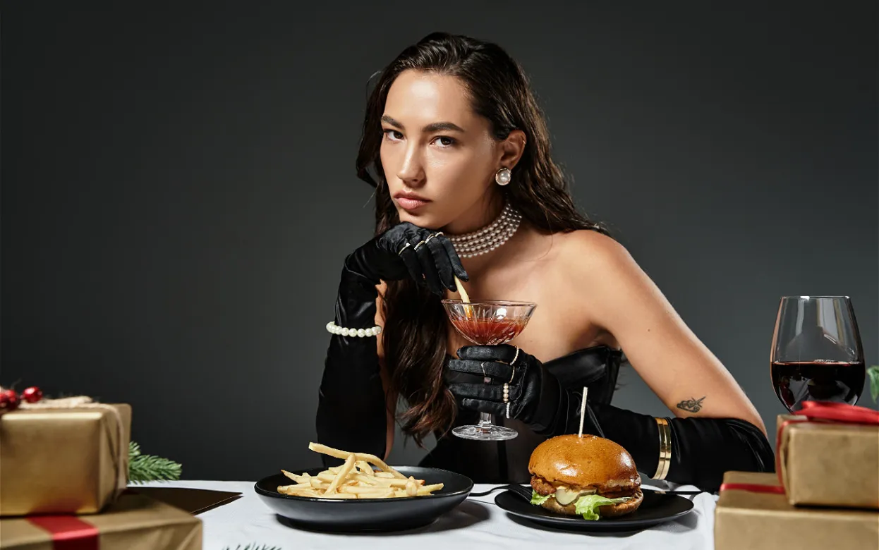 Торт, пицца и бургеры: как модель устраивает «день обжорства» и не набирает ни грамма – секреты режима