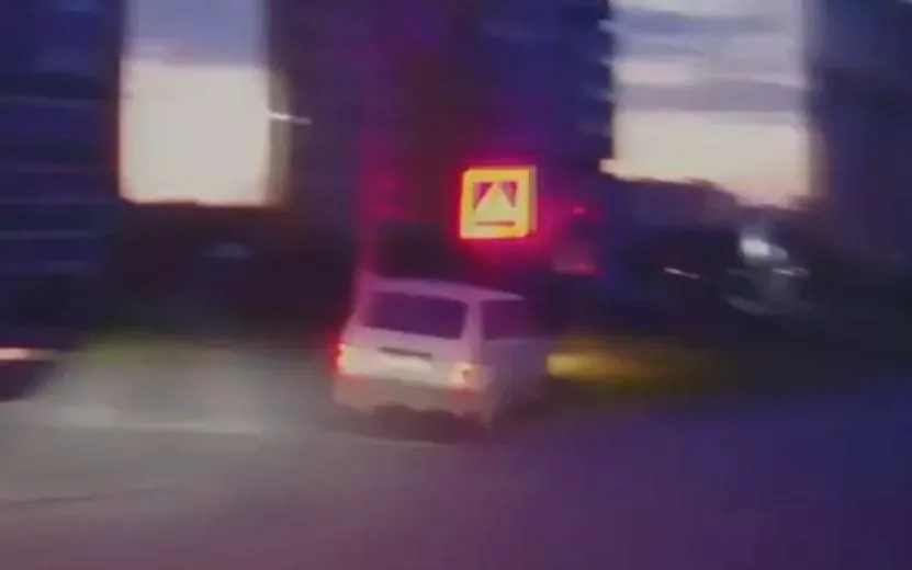 Подросток на «Ниве» врезался в дорожный знак, уходя от полицейской погони