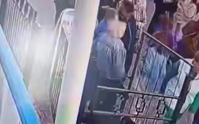 Видео: момент падения людей в провал на набережной Сарапула