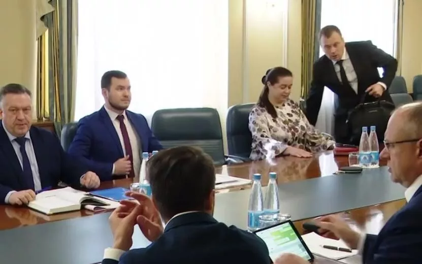 Александр Бречалов дает поручения по дорогам Ижевска. Видео: t.me/brechalov