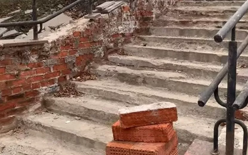 Лестницы у Дома дружбы народов начали ремонтировать в Ижевске