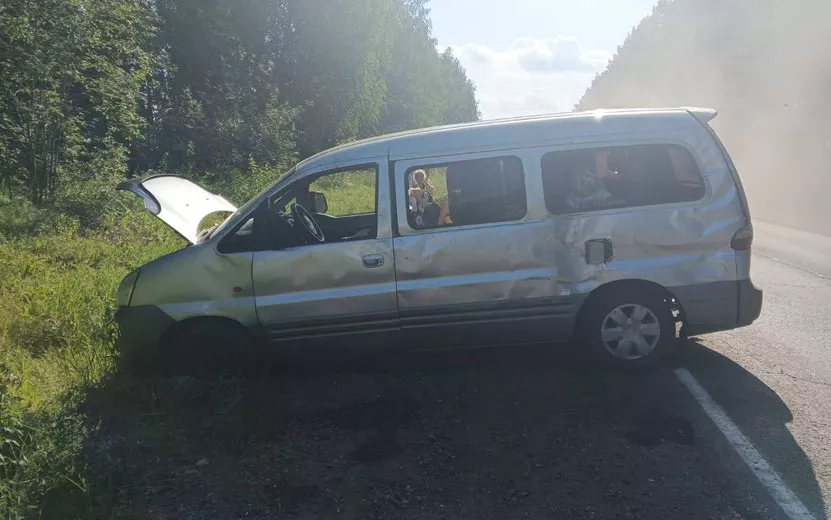 Микроавтобус опрокинулся в Завьяловском районе Удмуртии