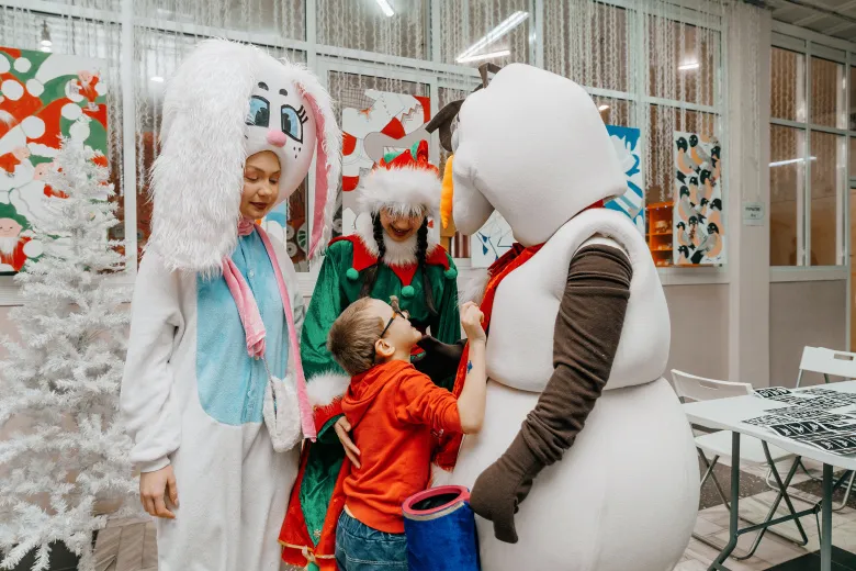 Каждый год мы устраиваем новогодний утренник для ребят с тяжелыми заболеваниями со всей Удмуртии