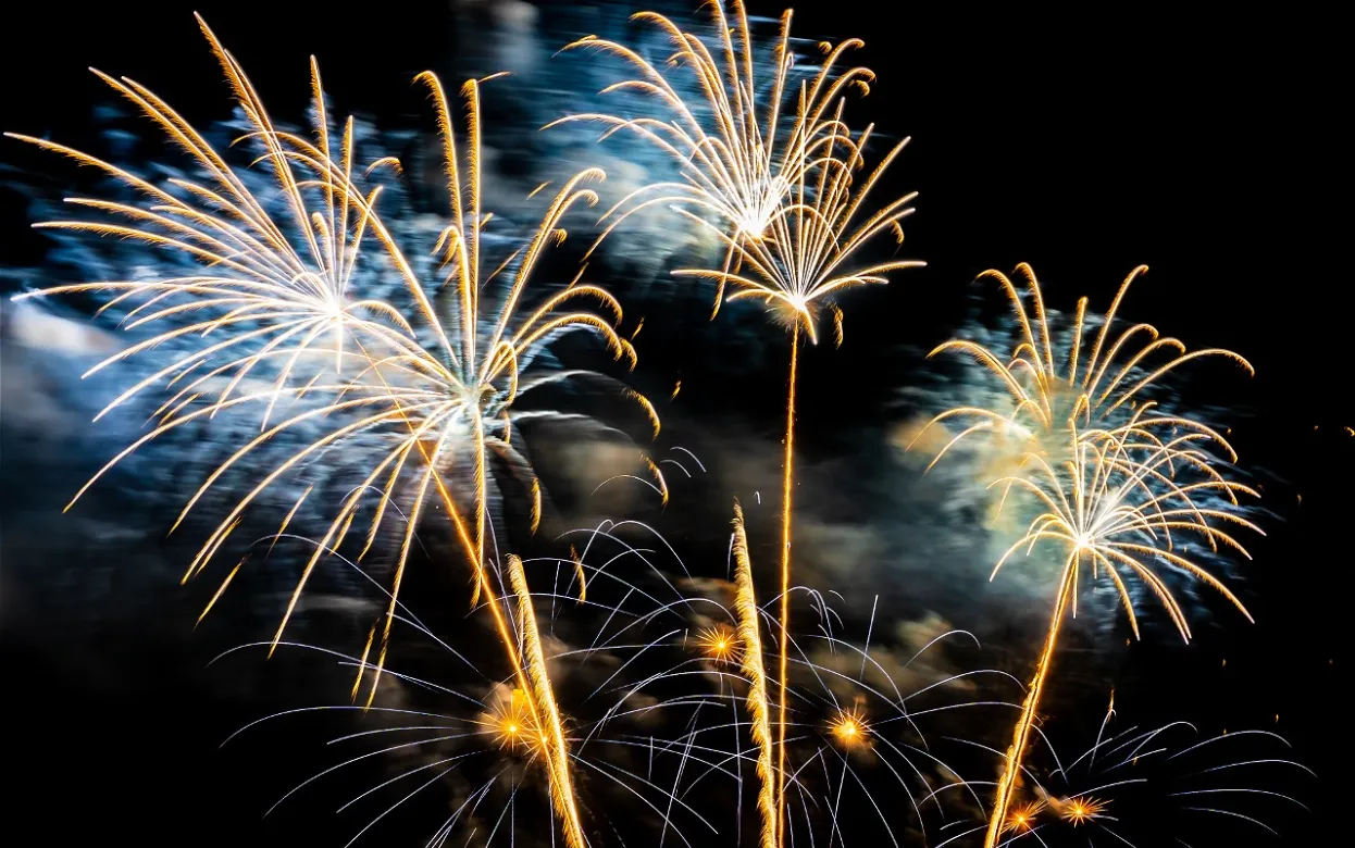 Искра праздника: как устроить фейерверк-шоу у себя во дворе