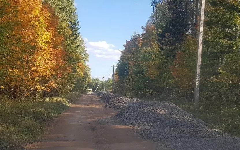 Щебень завезли на дорогу к деревне под Ижевском после поручения Бастрыкина