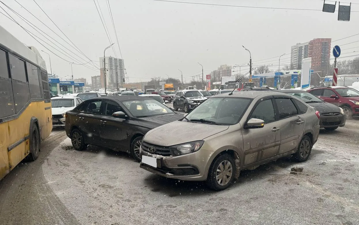 Девушка-водитель пострадала в ДТП с тремя авто в Ижевске
