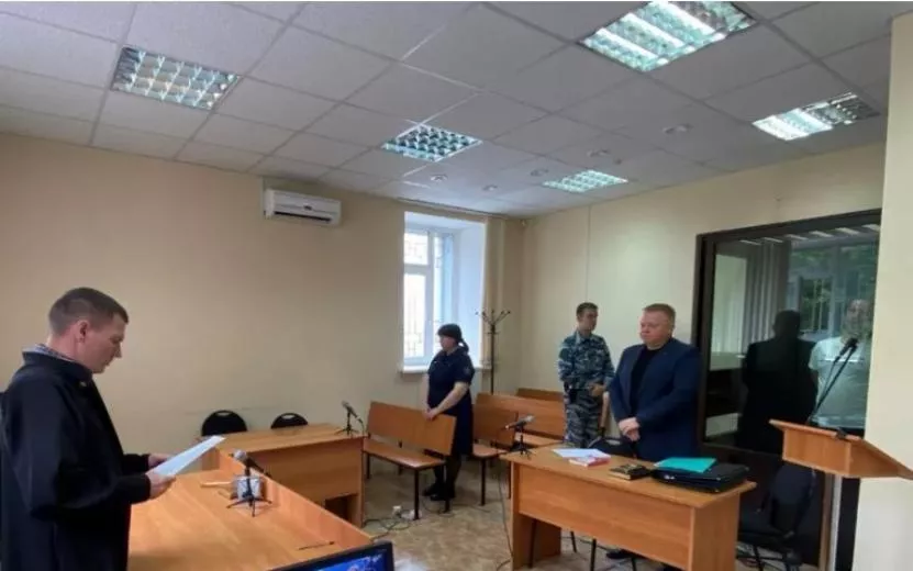 Обвиняемого в получении «откатов» экс-главмеха ООО «Восточный» отпустили под домашний арест