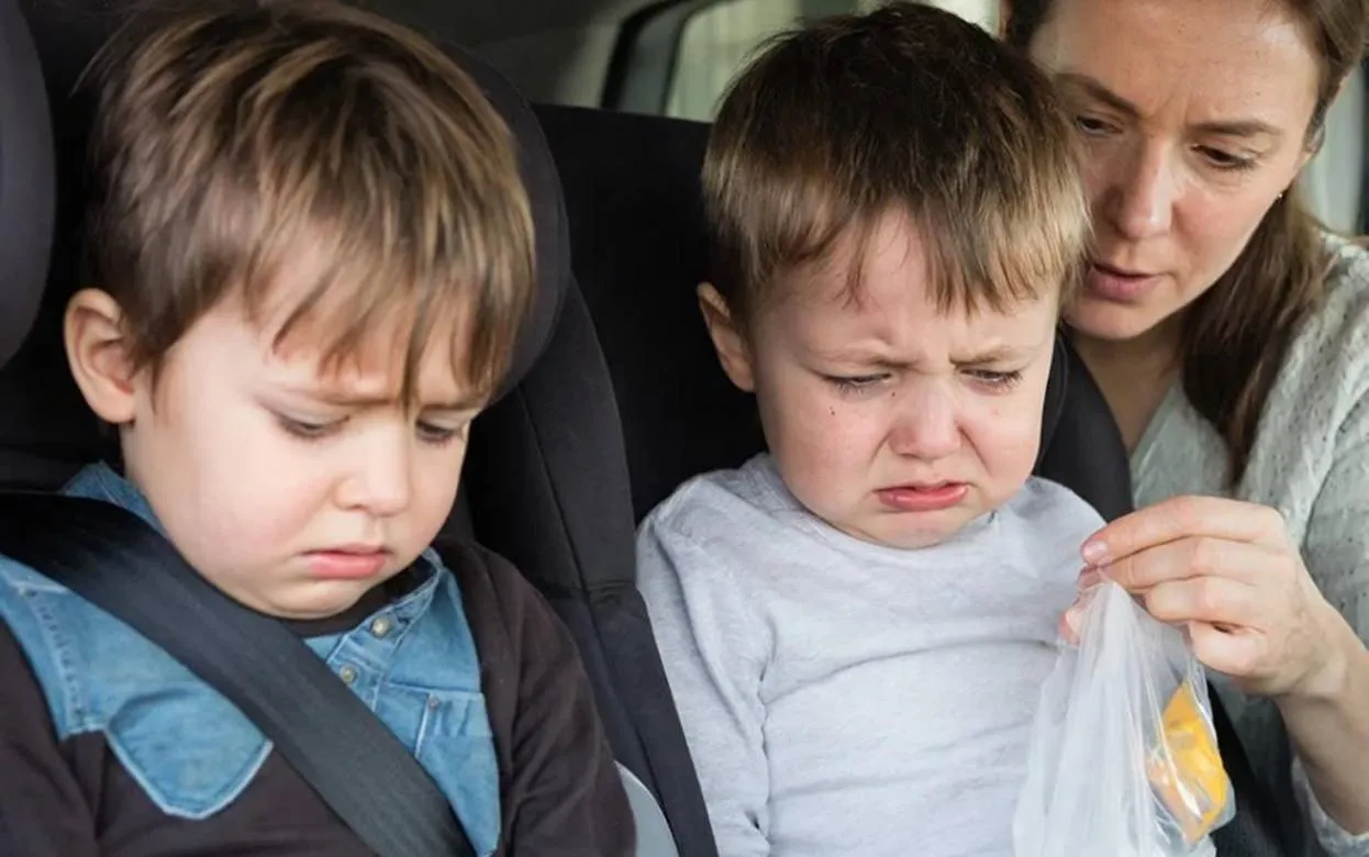 Каждая поездка – мучение? Врачи назвали 4 способа спасти ребенка от укачивания