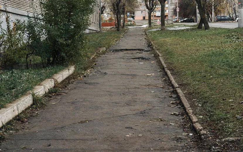 Тротуар очень нужен этой улице. Но о планах на его ремонт в этом году не сообщалось