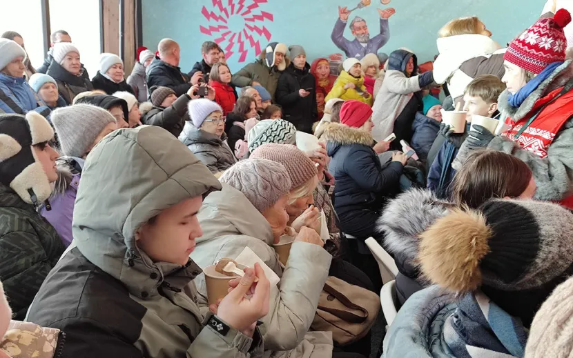 Гости пельменного феста пробуют главное блюдо