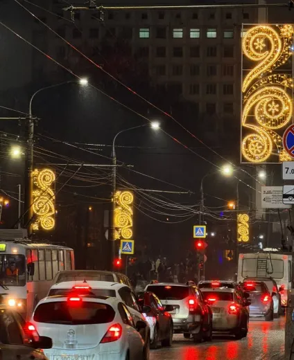 Новогоднюю иллюминацию включили на улицах Ижевска. Фото: пресс-служба администрации Ижевска