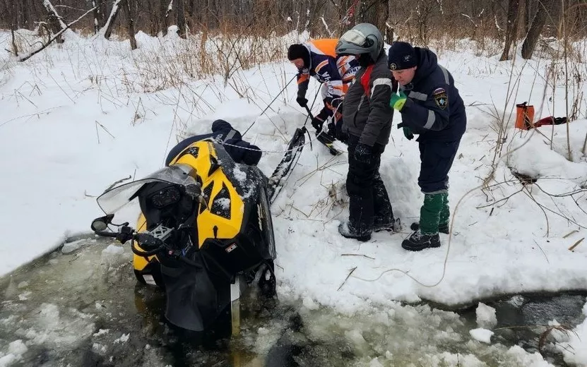 Два человека на снегоходе провалились под лед в Ижевске