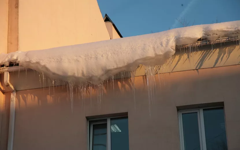 СК проверит обстоятельства падения снега на женщин в Ижевске