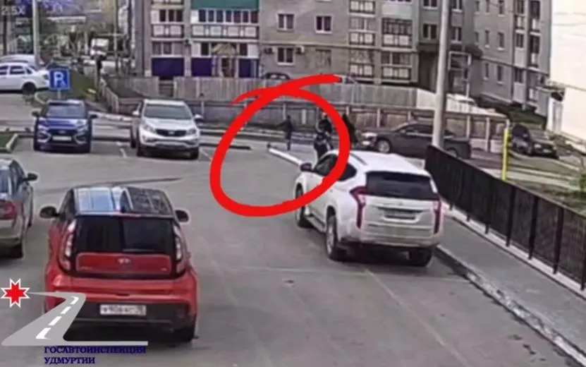 Ребенка на самокате сбили во дворе дома в Ижевске. Видео: Госавтоинспекция Удмуртии