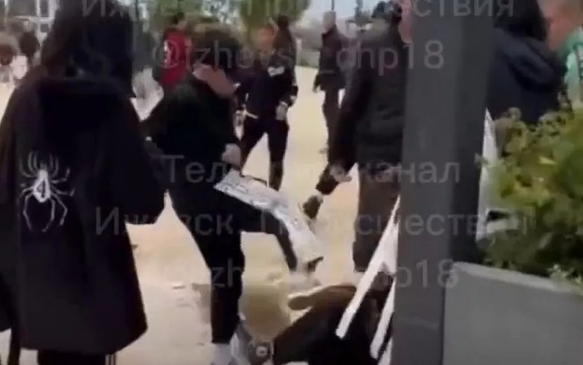 Группа подростков избила юношу на Центральной площади Ижевска