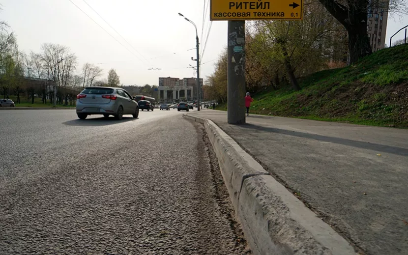 Вот только у обочины по ул. Кирова уже начинает образовываться щель 