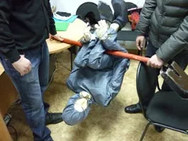 На следственных экспериментах Дмитрий в деталях демонстрировал способ, которым его пытали сотрудники милиции