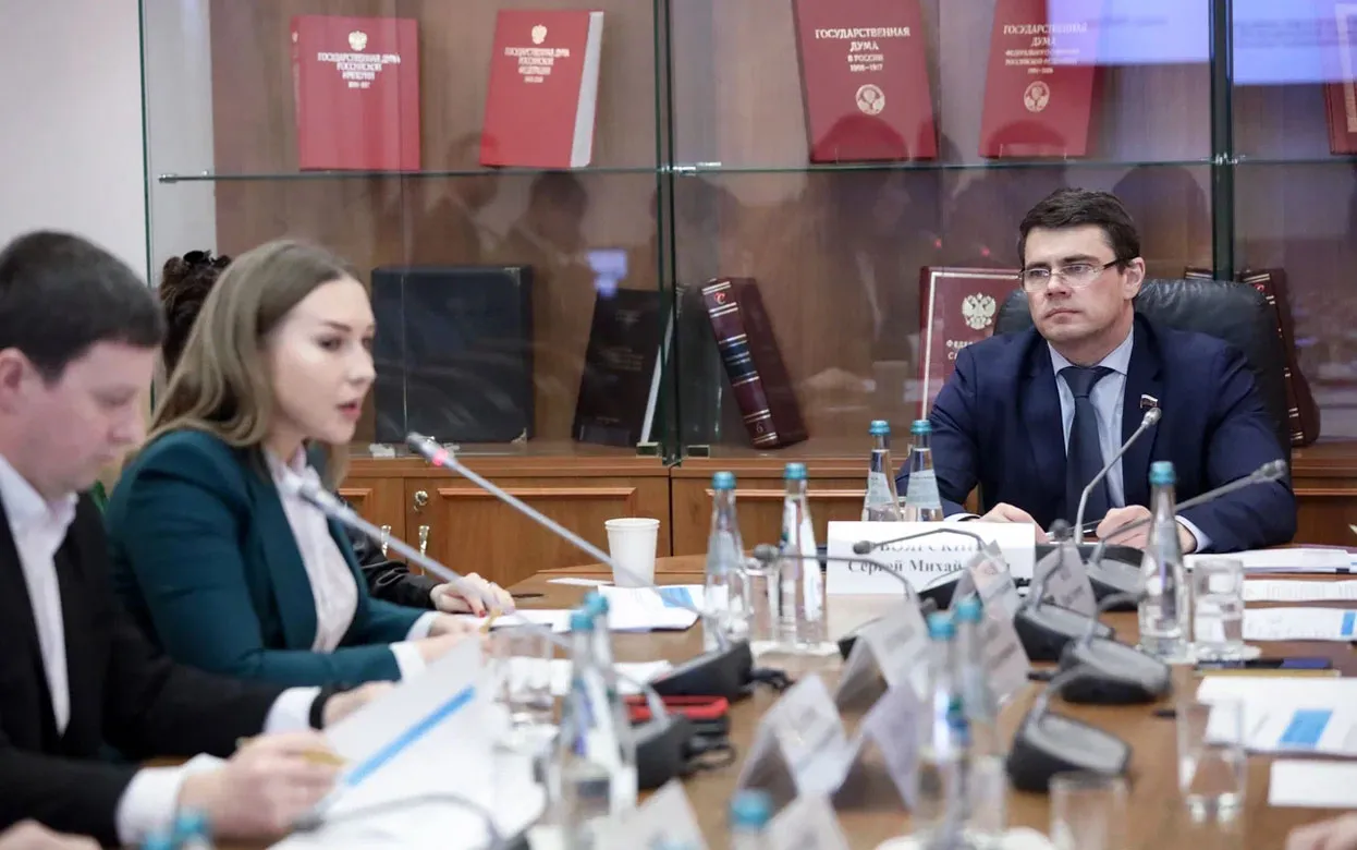 «Юридический экстремизм» и нехватка мер поддержки: в Госдуме обсудили риски для современных СМИ